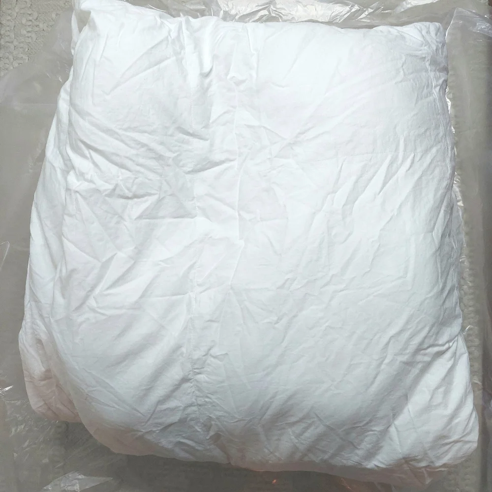 Quince Premium Down Alternative Comforter! Sz. Full/ Queen (Z3)